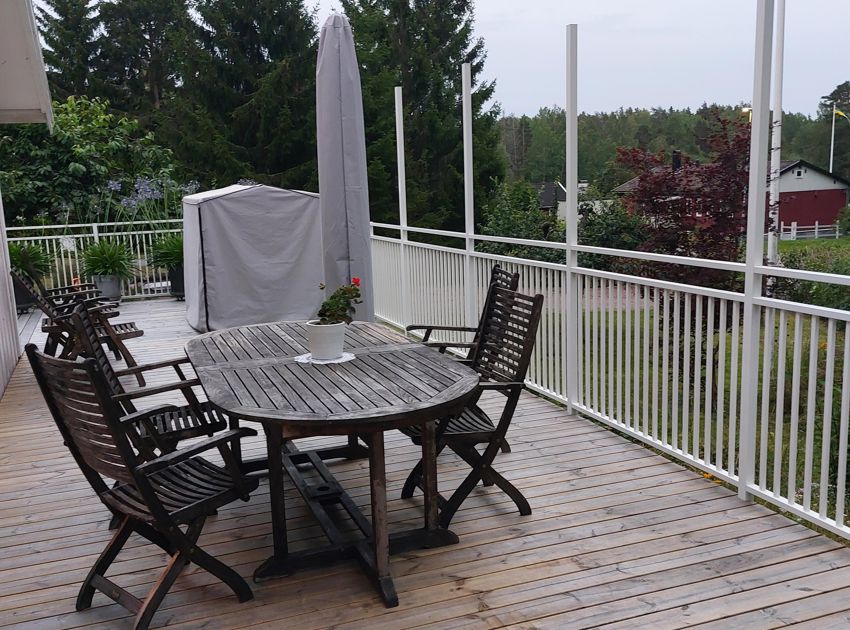 alumiinikaide pystypinnoilla