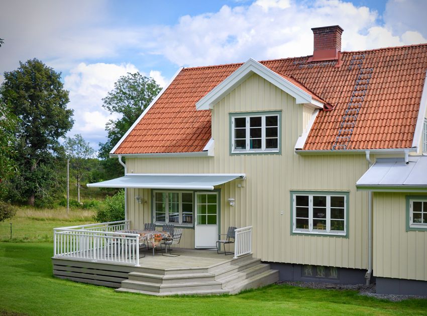 alumiininen aita idyllisellä talolla